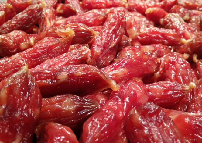 冬日灌香腸熱潮起 食品機(jī)械撐起“煙火氣”