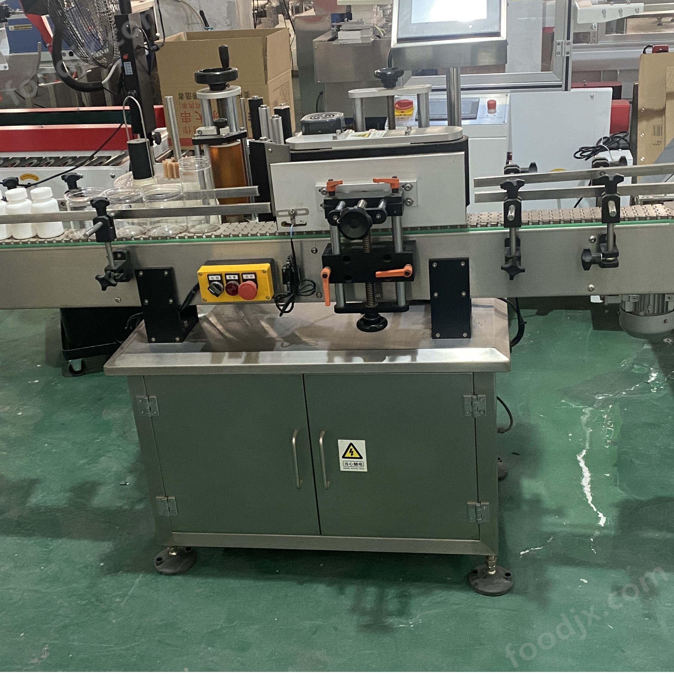 欽典全自動(dòng)紅酒白酒多功能枕式圓瓶貼標(biāo)機(jī)